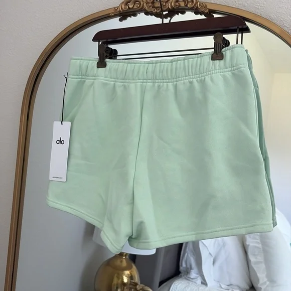 NEW ALO ACCOLADE SHORTS SPEARMINT - Picture 4 of 4